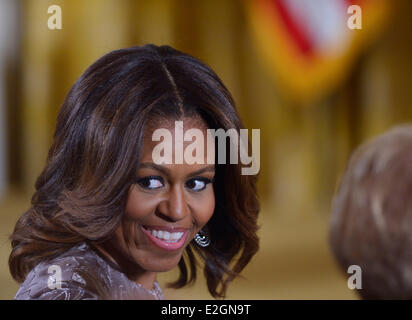 Washington, DC, Stati Uniti d'America. 19 giugno 2014. Stati Uniti la first lady Michelle Obama partecipa a una cerimonia di premiazione William 'Kyle' falegname con la medaglia d'onore nella Sala Est della Casa Bianca di Washington, DC, Stati Uniti, il 19 giugno 2014. Carpenter ha ricevuto la medaglia per la copertura di una granata per salvare Marines durante un attacco dei talebani nel novembre 2010. Carpenter è l'ottava vita destinatario scelto per il più alto premio militare. Credito: Yin Bogu/Xinhua/Alamy Live News Foto Stock