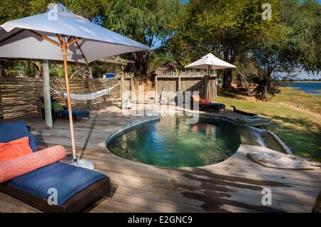 Zimbabwe Mashonaland occidentale provincia Parco Nazionale di Mana Pools elencati come patrimonio mondiale dall' UNESCO Ruckomechi camp coperta e piscina aperta sul fiume Zambezei Foto Stock