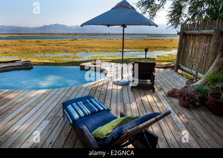 Zimbabwe Mashonaland occidentale provincia Parco Nazionale di Mana Pools elencati come patrimonio mondiale dall' UNESCO Ruckomechi camp coperta e piscina aperta sul fiume Zambezei Foto Stock