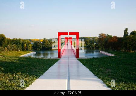 Francia Val d'Oise Cergy Axe Majeur monumentale lavoro concepito dall'architetto e scultore Dani Karavan Gateway e vasche Foto Stock