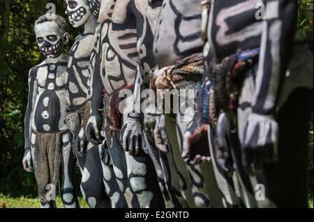 Papua Nuova Guinea Highlands Occidentali Provincia Wahgi Valley Mount Hagen Regione Bamugl Mindima villaggio prestazioni tradizionali delle tribù Oma Maslai scheletro Foto Stock