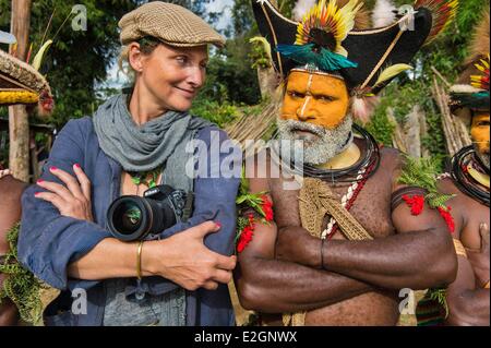 Papua Nuova Guinea Southern Highlands Provincia Tari regione Huli tribù villaggio di Kobe Dumbiali riprese durante le riprese di Explorer Franτoise Spiekermeier Foto Stock