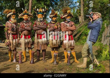 Papua Nuova Guinea Southern Highlands Provincia Tari regione Huli tribù villaggio di Kobe Dumbiali riprese durante le riprese di Explorer Franτoise Spiekermeier Foto Stock