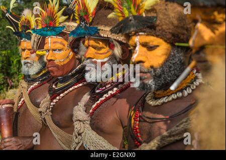 Papua Nuova Guinea Southern Highlands Provincia Tari regione Huli tribù villaggio di Kobe Dumbiali riprese durante le riprese di Explorer Franτoise Spiekermeier Foto Stock