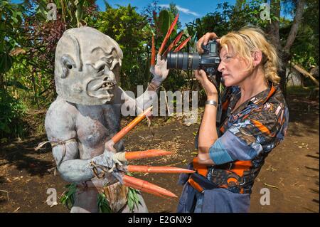 Papua Nuova Guinea Highlands orientale provincia regione Goroka Asaro valley village Geremiaka Explorer Franτoise Spiekermeier riprese in Mudmen trib Foto Stock