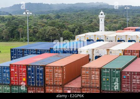 Panama Colon serrature Gatun completata nel 1913 Panama Canal Boat CGM CGM Alcazar costruito nel 2007 e con una capacità di circa 5000 contenitori trasportanti attraversando il canale in dieci ore Foto Stock