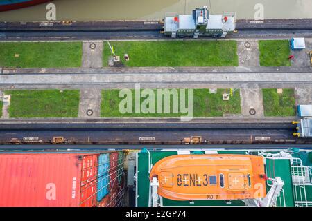Panama Panama Canal Miraflores Locks completata nel 1913 barca CGM CGM Alcazar costruito nel 2007 e con una capacità di circa 5000 contenitori trasportanti attraversando il canale in dieci ore semovente locomotiva elettrica chiamato mulo Foto Stock