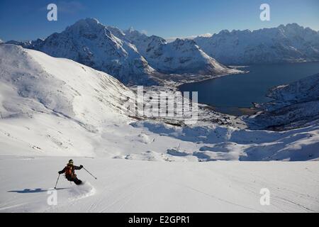 Norvegia Austvagoya isola Lofoten backcountry ski sul vertice Pilan Foto Stock