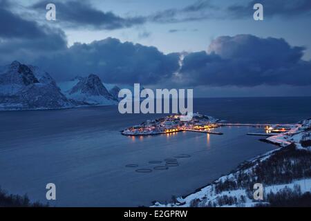 Norvegia Troms Senja isola villaggio di pescatori di Husoy isola in inverno Foto Stock