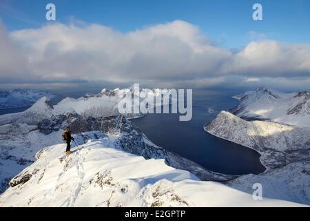 Norvegia Troms Senja isola sulla sommità del vertice Keipen con Husoy isola in inverno Foto Stock