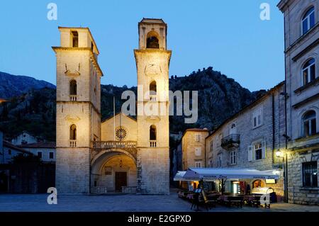 Montenegro costa adriatica Kotor bay vecchia città di Kotor elencati come patrimonio mondiale dall' UNESCO San Trifone cattedrale Foto Stock