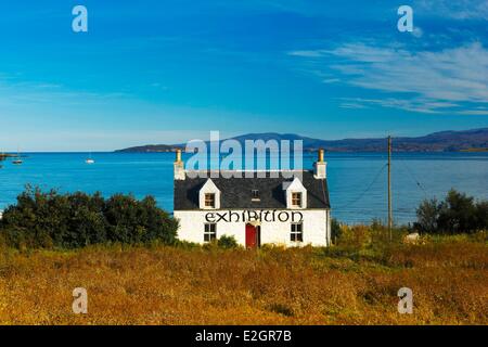 Il Regno Unito Scozia Highland Ebridi Interne Isola di Skye,Broadford tradizionale tipica casa situata in corrispondenza del bordo di acqua utilizzata per mostre d arte Foto Stock