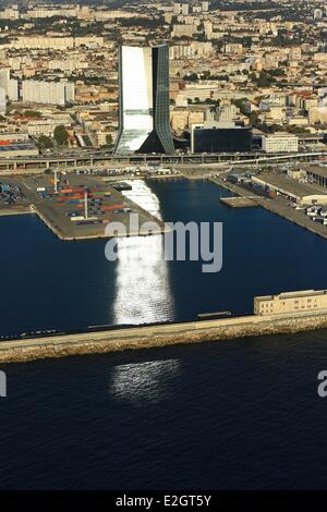 Francia Bouches du Rhone Marsiglia Capitale europea della cultura 2013 area Euromediterranee Grand Port Maritime La Joliette district CMA CGM Tower architetto Zaha Hadid basin Arenc Digue du grandi in primo piano (vista aerea) Foto Stock