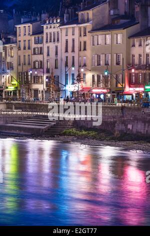 Francia Isere Grenoble quay Saint Laurent di notte il quartiere italiano di Grenoble Foto Stock