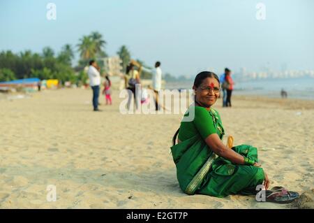 India nello stato del Maharashtra Mumbai Chowpatty Beach ritratto di donna indiana in sari verde Foto Stock