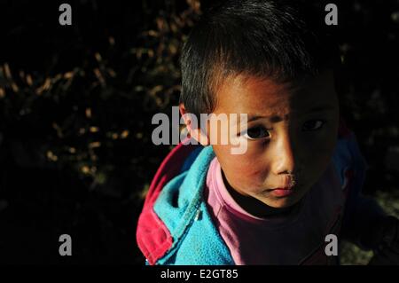 India stato del Bengala Occidentale Singalila Parco Nazionale di Tonglu Ritratto di giovane ragazzo al tramonto Foto Stock