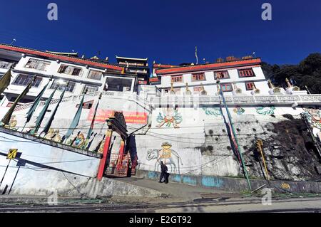 India Bengala Occidentale stato Darjeeling Druk Sangag Thupten Choling monastero uomo passando di fronte di ingresso Foto Stock