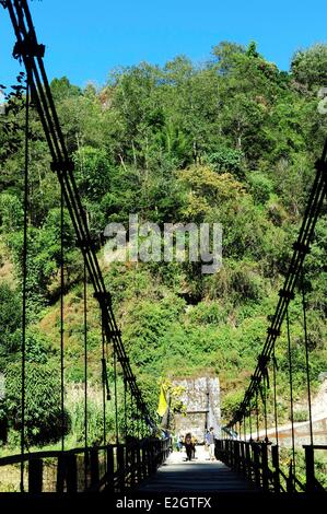 India stato del Bengala Occidentale Singalila National Park attraversando ponte con cavallo Foto Stock