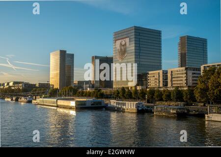 Francia Paris Seine Rive elencati come patrimonio mondiale dall' UNESCO Bibliotheque Nationale de France (Biblioteca Nazionale di Francia) dall'architetto Dominique Perrault e piscine Josephine Baker floatting piscina in primo piano Foto Stock