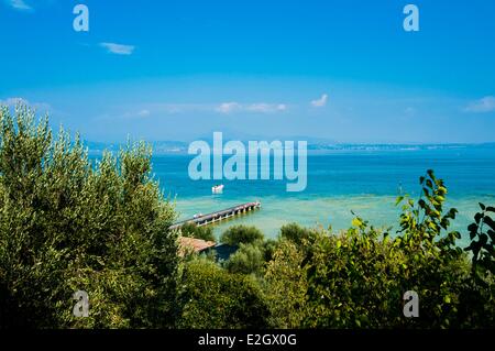 Italia Veneto Provincia di Verona Lago di Garda Sirmione Beach Foto Stock