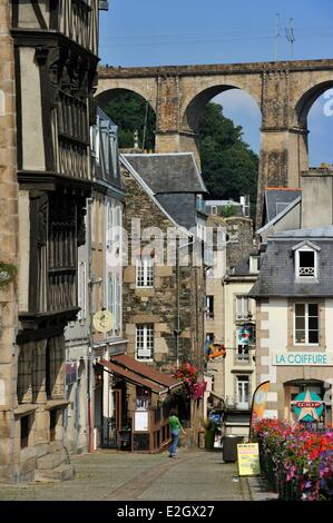 Francia Finisterre Morlaix luogo Allende casa di Queen Anne xvi secolo graticcio house e il viadotto in background Foto Stock