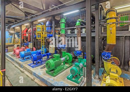 Francia Paris Trocadero pompe multicolore all'interno della macchina Sala della Fontana del Trocadero giardino fontana più grande di Parigi Foto Stock