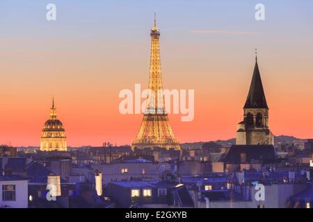 Francia Parigi torre Eiffel illuminata (⌐ SETE luminarie Pierre Bideau) Invalides dome e Saint Germain des pres chiesa con tetti parigini al tramonto Foto Stock