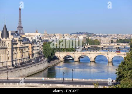 Francia Paris rive del fiume Senna elencati come patrimonio mondiale dall' UNESCO Pont Neuf e Pont au cambiare in primo piano della Torre Eiffel left bank e il museo d' Orsay in background Foto Stock