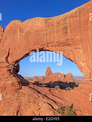Stati Uniti Utah Colorado Plateau Parco Nazionale Arches Torretta Arch attraverso la finestra del Nord Arch a sunrise Foto Stock