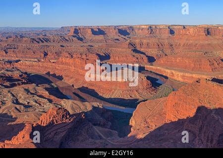 Stati Uniti Utah Colorado Plateau Dead Horse Point State Park vicino al Parco Nazionale di Canyonlands fiume Colorado a sunrise Foto Stock