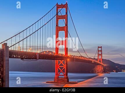 Stati Uniti California San Francisco Golden Gate National Recreation Area Presidio di San Francisco Golden Gate Bridge di notte Foto Stock