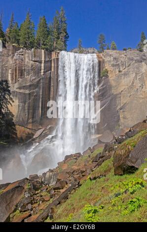 Stati Uniti California Sierra Nevada Parco Nazionale Yosemite elencati come patrimonio mondiale dall' UNESCO Yosemite Valley primaverile caduta sul fiume Merced e Mist Trail Foto Stock