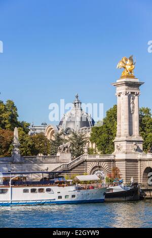 Francia Paris rive della Senna elencati come Patrimonio Mondiale dall Unesco un pilastro di Pont Alexandre III e la cupola del Petit Palais Foto Stock