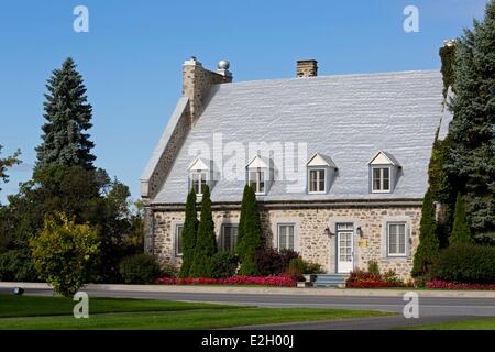 Canada Quebec provincia Monteregie itinerario turistico di Richelieu Saint Denis Sur Richelieu vecchia casa di pietra color argento con tetto di stile Foto Stock