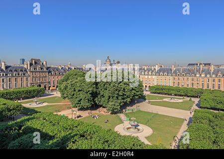 Francia Paris Place des Vosges nel quartiere Marais Foto Stock