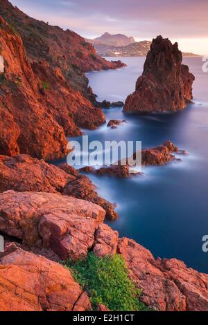 Francia Var Corniche de l'Esterel Saint Raphael Cap du Dramont con Agay e Massif de l'Esterel in background Foto Stock