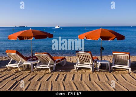 Francia Var Frejus di sedie a sdraio e ombrelloni sulla spiaggia di Frejus Foto Stock