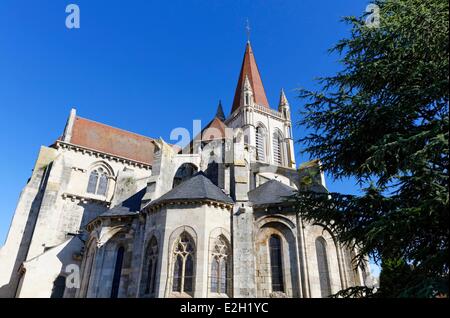 Francia Puy de Dome Aigueperse villaggio chiesa Foto Stock