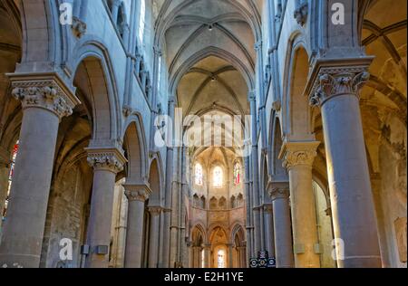 Francia Puy de Dome Aigueperse villaggio chiesa Foto Stock