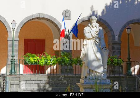 Francia Puy de Dome villaggio Aigueperse Michel de l'Ospedale statua in Old Town Hall Foto Stock