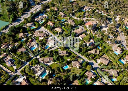 Francia Bouches du Rhone Cabries agente immobiliare stagno o lago blu gestito dalla Societe du Canal de Provence SCP serbatoio di acqua per alimentare Aix e Marsiglia ville (vista aerea) Foto Stock