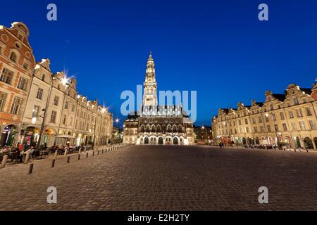 Francia Pas de Calais Arras Place des Heros Town Hall di notte e rabboccato con i suoi 77 metri belfry elencati come patrimonio mondiale dall' UNESCO Foto Stock