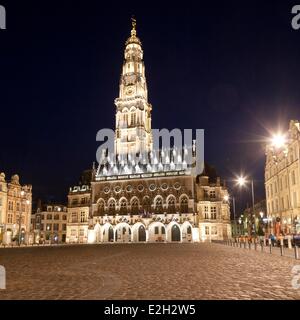 Francia Pas de Calais Arras Place des Heros Town Hall di notte e rabboccato con i suoi 77 metri belfry elencati come patrimonio mondiale dall' UNESCO Foto Stock
