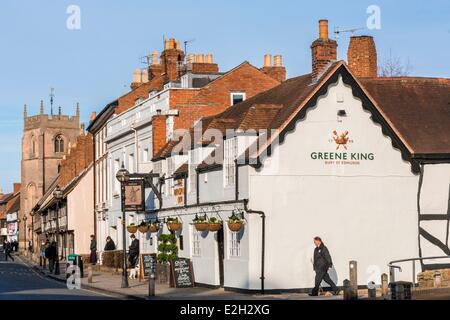 Regno Unito Warwickshire Stratford-upon-Avon Chapel Street Windmill Inn installata in una casa del XVI secolo e Guild Chapel (XV secolo) in basso Foto Stock