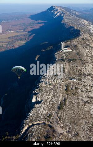Francia Bouches du Rhone Sainte Baume massiccio di parapendio o paramotore motore (vista aerea) Foto Stock