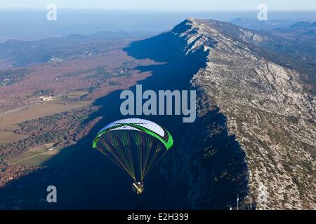 Francia Bouches du Rhone Sainte Baume massiccio di parapendio o paramotore motore (vista aerea) Foto Stock