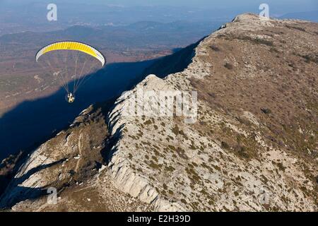 Francia Bouches du Rhone Sainte Baume massiccio di parapendio o paramotore motore (vista aerea) Foto Stock