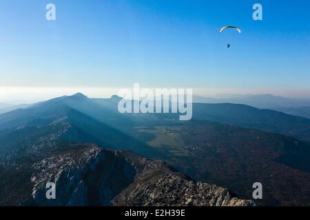 Francia Bouches du Rhone Sainte Baume massiccio di parapendio o paramotore motore (vista aerea) Foto Stock