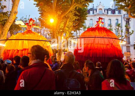 Francia Bouches du Rhone Aix en Provence Place de la Rotonde Concerto Celeste Trance Express company visualizza strada urbana theatre diva sfilata di carri mobili sospesi di calder musicista ballerino. cantando diva gigante bambola Foto Stock