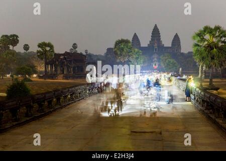 Cambogia Siem Reap Provincia Angkor tempio complesso sito elencato come patrimonio mondiale dall' UNESCO Angkor Wat i turisti vengono a guardare sunrise Foto Stock